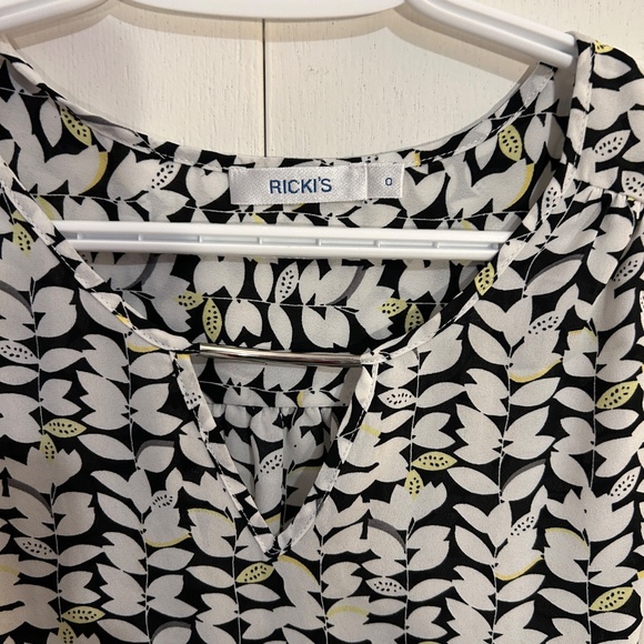 Ricki's Size 0 Petal Print Short Sleeve Blouse - Picture 8 of 9